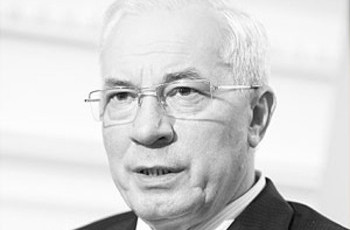 Азаров протянул руку помощи