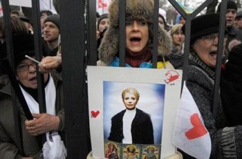 Восьмое марта стало поводом для украинской оппозиции обратиться к Януковичу