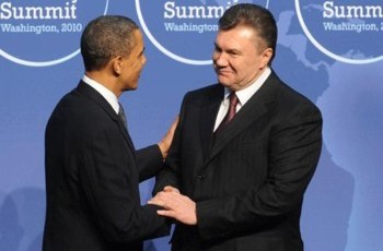 Янукович їде до Обами під акомпанемент закликів про «санкції»