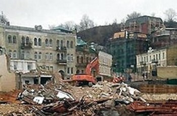 Скандальне будівництво на Андріївському «освячував» Омельченко. Документ