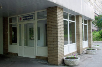 Унылое здание без окон: здесь живет Тимошенко