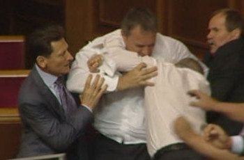 Скандал вокруг русского языка грозит расколом Украины