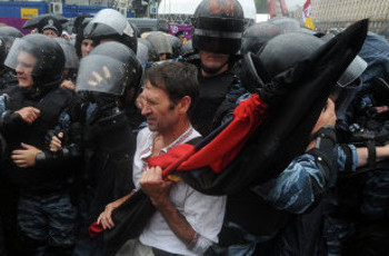 Украинский закон о языках провоцирует стычки между полицией и протестующими