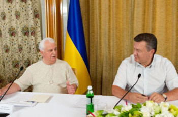 Янукович перенес языковые битвы на осень