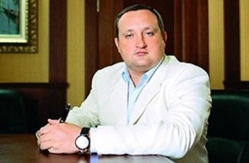 Почему Арбузов объявил войну наличным