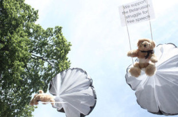 Смогут ли плюшевые мишки нарушить покой последнего диктатора Европы?