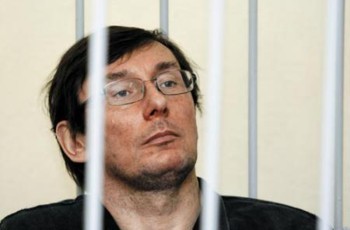 Этап Луценко: экс-министра пошлют в библиотеку, а жене оставят только электрочайник