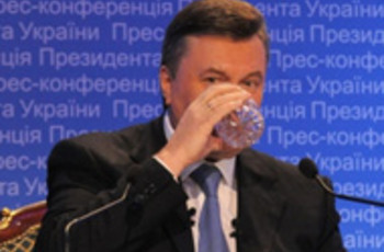 О мироточивом стакане Виктора Януковича