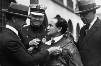 Как надеть смирительную рубашку на главных поставщиков валюты в страну