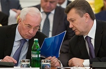 Азаров с министрами переходит в Раду