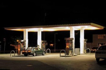 Повний бак: правда та міфи про фірмовий бензин