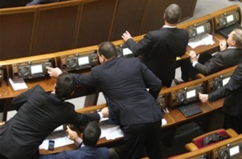 Страхи депутатов: сенсорная кнопка может лишить мужского здоровья