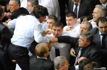 Управляемый абсурд Рады: шаг вперед, два назад...