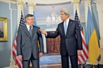 Вашингтон и Лондон принуждают Киев к демократии