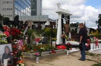 Вінок від президента не встояв на могилі Богдана Ступки