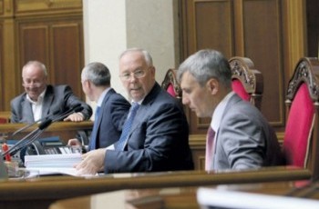 Виктор Янукович желает занять два стула