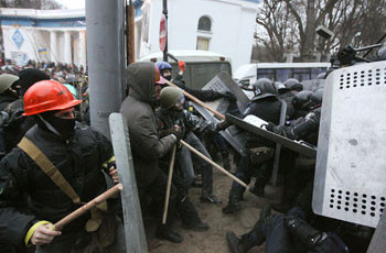 Столкновения в Киеве: пострадавших с обеих сторон более сотни