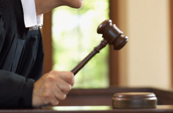 Чи може Янукович повернутись до влади через «потрібні» рішення судів?