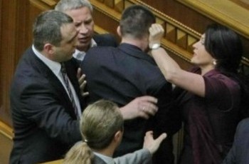 Протестные настроения в Раде: Симоненко побили, Михальчишину расцарапали лицо