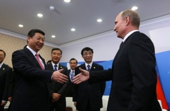 Китай торгує з Путіним… Україною