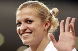 Добрынская помахала болельщикам рукой