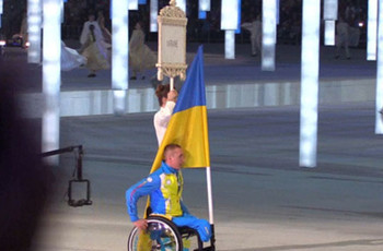 В Сочи зрители стоя приветствовали знаменосца с Украины