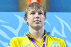 Пловец Говоров поднялся на пьедестал с флагом Украины