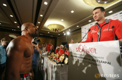 Бриггс сорвал пресс-конференцию Кличко и запустил в него своей футболкой