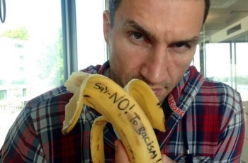 Владимир Кличко съел банан в поддержку Дани Алвеша