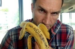 Владимир Кличко съел банан в поддержку Дани Алвеша