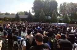 Ультрас в масках взяли в кольцо Дом футбола