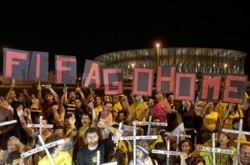 Бразильцы громят магазины, протестуя против чемпионата мира