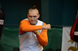 Усик нокаутировал Брюэра в первом титульном бою в карьере