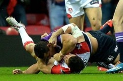 В Англии финал Суперлиги начался с драки игроков