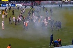 Болельщики сорвали окончание матча в Луцке