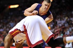 Баскетбол. Леня оштрафовали на $20 тысяч за драку в матче с «Майами»