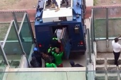 Футболистов увезли с поля на БТР из-за беспорядков на трибунах