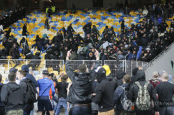Украинские болельщики забросали фанатов «Наполи» стульями