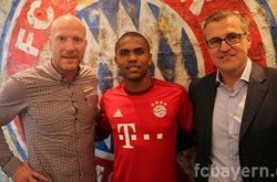 «Бавария» подтвердила переход Дугласа Косты