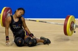 Спортсменка упала в обморок со 100-килограммовой штангой над головой