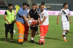 Матч Лиги Европы не был доигран из-за брошенного в голову футболиста камня