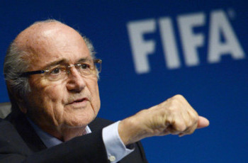 Блаттер останется на своем посту до выборов президента ФИФА