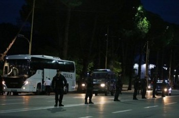Автобус с футболистами сборной Сербии в Албании закидали камнями