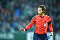 Названы 18 главных арбитров на матчи Евро-2016