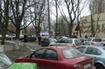 Жители Отрадного жалуются: их сквер превратили в парковку