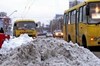В Киеве водители маршруток боятся наехать на людей, а троллейбусы бьют током