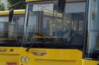 На поминальные дни в Киеве пустят дополнительные автобусы до городских кладбищ (Расписание)