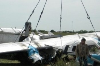 В Киевской области самолет разбился об взлетную полосу  (Фото, Видео)