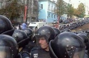 Под Украинским домом жестоко издеваются над милицией: избивают, раздевают, травят газом?