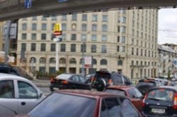 В ходе реконструкции Почтовой площади в столице снесли пешеходный мост